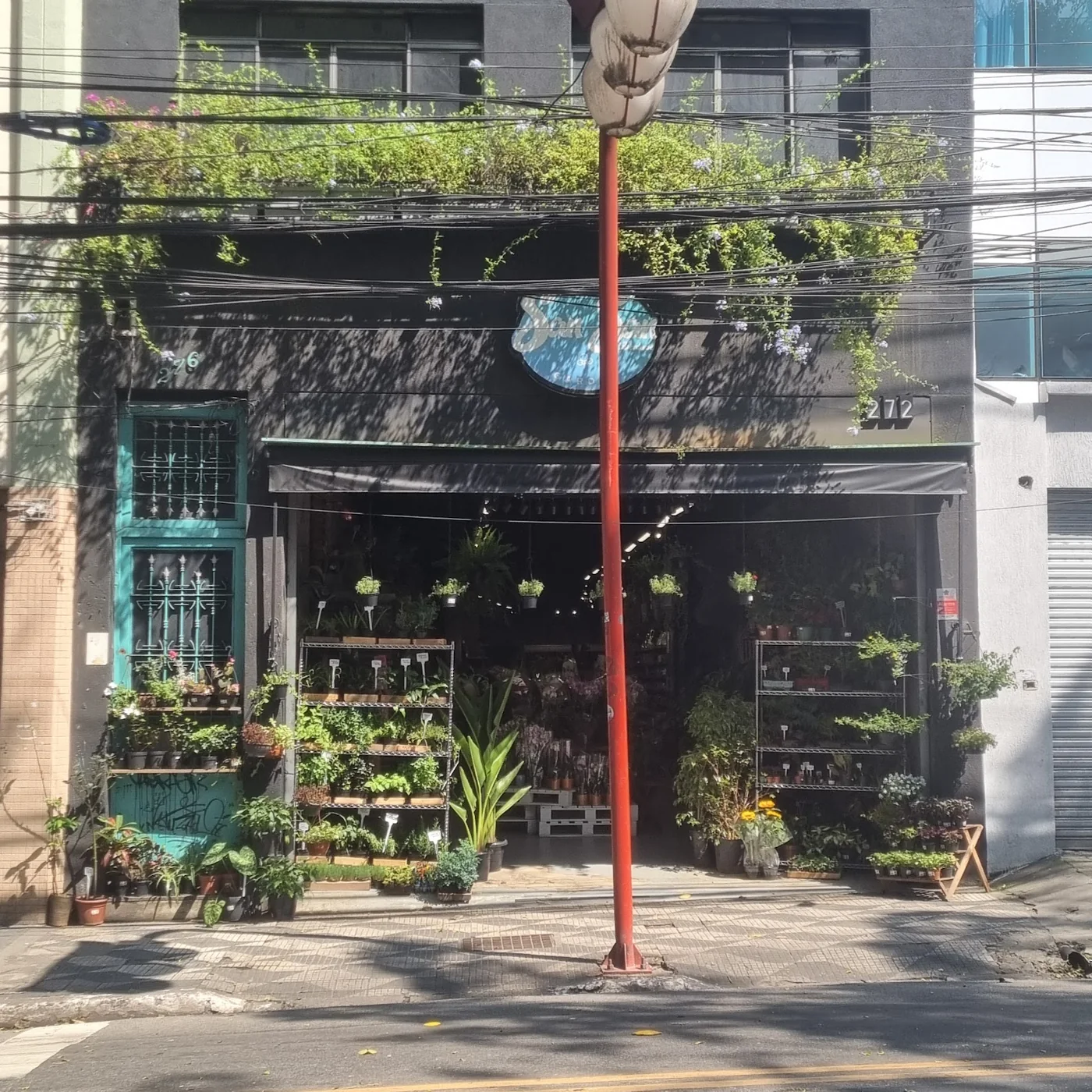 Fachada da San San Garden, com plantas na entrada, na Rua Barão de Iguape, 272